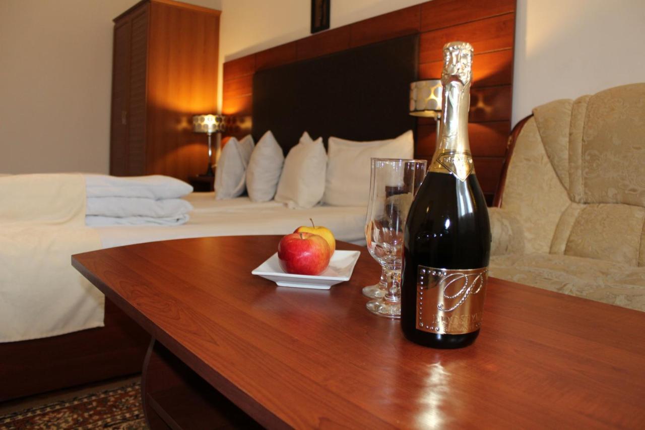 Diligence Hotel & Restaurant ดีลีจาน ภายนอก รูปภาพ